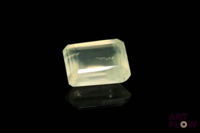 gros plan d'un diamant blanc sur une surface noire