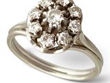 une image d'une bague sertie de diamants sur fond blanc
