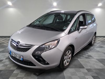 une photo d'une Opel argentée garée dans un garage
