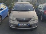 des voitures garées les unes à côté des autres sur un parking par temps nuageux