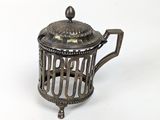 une théière ancienne en argent surmontée d'une cage à oiseaux