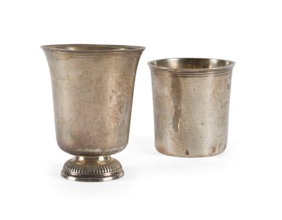 deux tasses en argent posées l'une à côté de l'autre sur une surface blanche