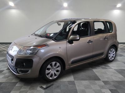 la petite voiture est garée sur un sol en damier dans le garage