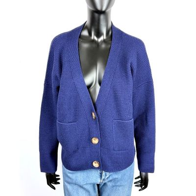 cardigan bleu en maille, avec des boutons et des boutons sur la poitrine