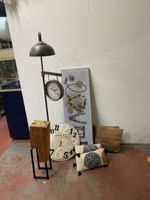 Ensemble comprenant un lampadaire-horloge, une sellette, une…