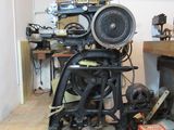 a machine that is sitting on the floor in a room