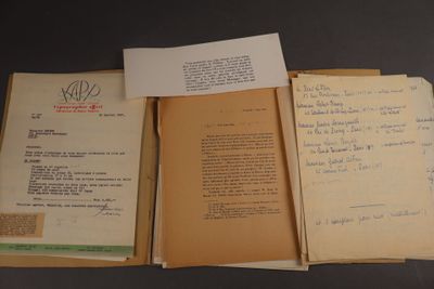 trois livres ouverts posés les uns sur les autres sur une table