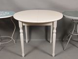trois petites tables et des tabourets disposés les uns à côté des autres sur un fond gris