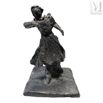 une statue représentant une femme debout sur un socle