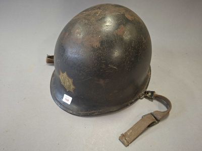 CASQUE US avec son liner, marqués chacun "Vigilat Ut Quiesca…