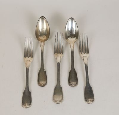 quatre cuillères en argent et deux cuillères en argent posées sur une surface blanche