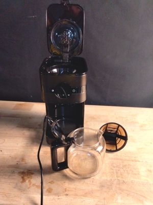 une cafetière posée sur une table