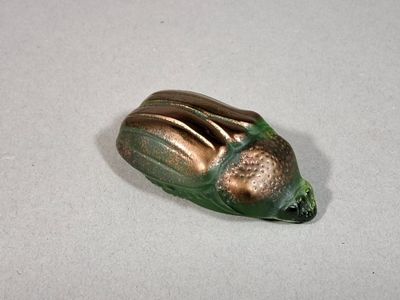 un petit objet métallique qui ressemble à un scarabée