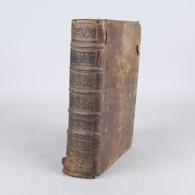 un vieux livre posé sur une table blanche