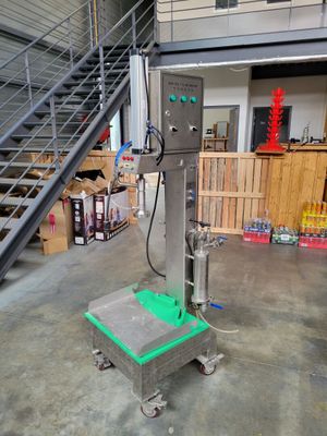 une machine posée sur un chariot dans un entrepôt