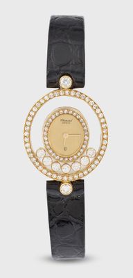 une photo d'une montre-bracelet pour femme avec un bracelet en cuir noir et un cadran plaqué or