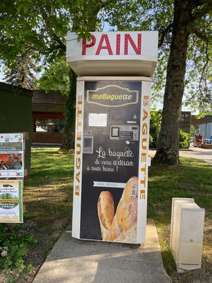 un panneau sur lequel est écrit « douleur », au bord de la route