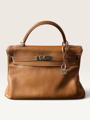 un sac à main en cuir marron sur fond blanc