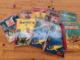 beaucoup de livres pour enfants posés sur une table en bois