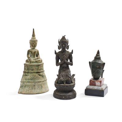 trois statues de Bouddha et une statue de Bouddha sur fond blanc