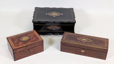 trois petites boîtes en bois posées l'une à côté de l'autre sur une surface blanche