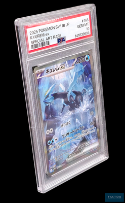 La carte Pokémon se trouve dans un étui en plastique transparent sur fond noir.