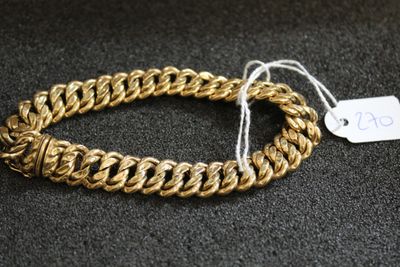 un bracelet en chaîne en or avec une étiquette