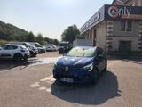 une voiture bleue garée devant un bâtiment