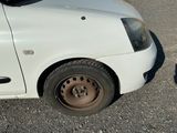 une voiture blanche qui a un pneu à plat