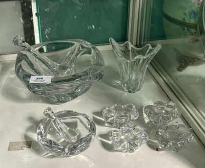 de nombreux objets en verre posés sur le comptoir