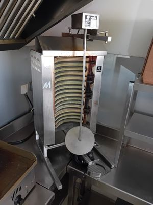 une image d'une friteuse commerciale dans une cuisine commerciale