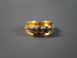 une bague en or sertie d'un diamant noir