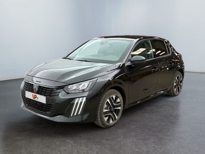 La voiture noire est garée dans une grande pièce au sol noir.