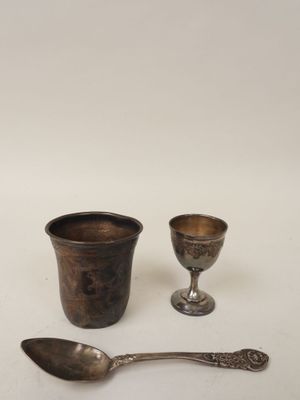 deux cuillères et une tasse posées sur une table