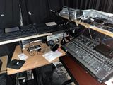 un bureau sur lequel se trouvent un ordinateur, un clavier, un écran, une souris et d'autres équipements électroniques