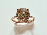 une photo d'une bague sertie d'un diamant brun