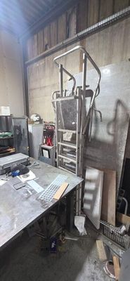 une photo d'un espace de travail avec un bureau et un ordinateur portable