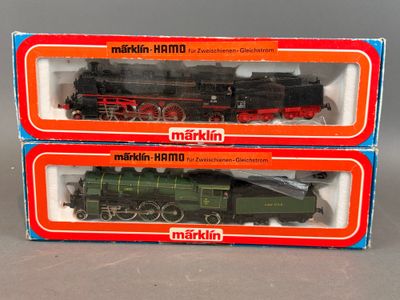 deux boîtes de petits trains posées sur une table