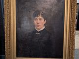 portrait d'un jeune homme en costume noir, dans un cadre doré
