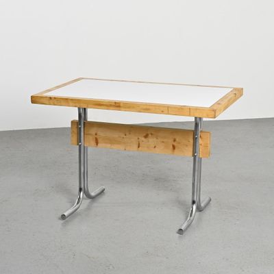 une image représentant une table avec un plateau blanc et des pieds en métal