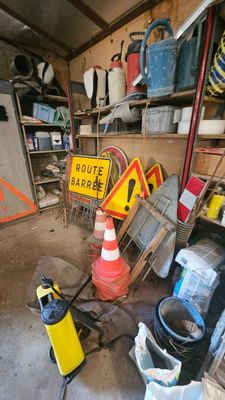un garage contenant beaucoup de matériel de chantier