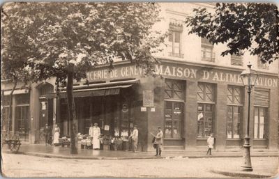 une photo en noir et blanc d'un magasin situé à l'angle d'une rue