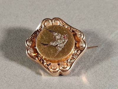 une image représentant un bouton en or serti d'un diamant