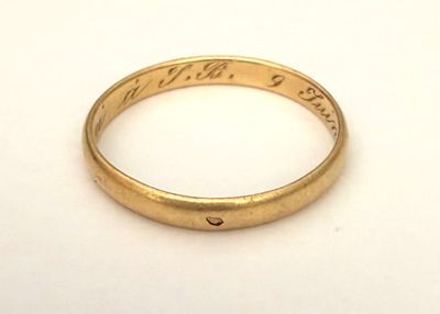 une image représentant une bague en or sur laquelle figure une inscription