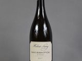 la bouteille de vin est vide sur la table