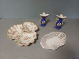 trois pièces de porcelaine bleue et blanche posées sur une table