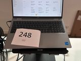 un ordinateur portable posé sur un bureau, avec une étiquette de prix dessus