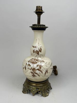 un vase blanc orné d'un motif marron et blanc