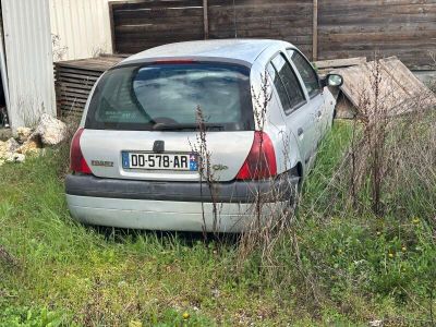 une voiture argentée garée dans l'herbe