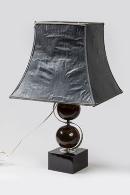 une image représentant une lampe avec un abat-jour noir sur fond blanc